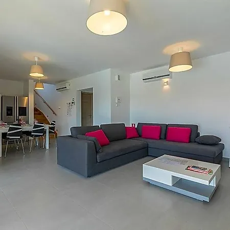 Stefanja Modern Retreat 풀라