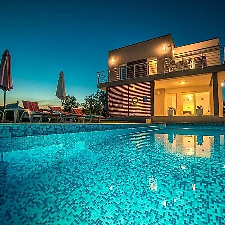 Stefanja Modern Retreat 풀라