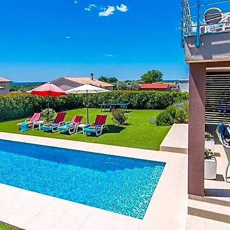 Stefanja Modern Retreat 풀라