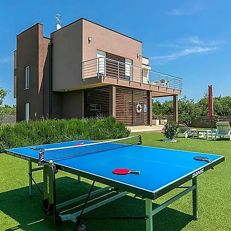 Stefanja Modern Retreat 풀라