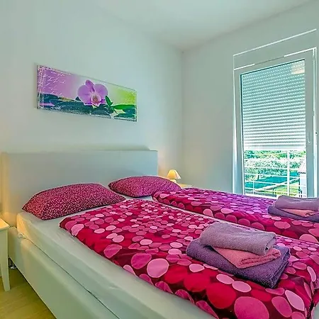 Stefanja Modern Retreat 풀라