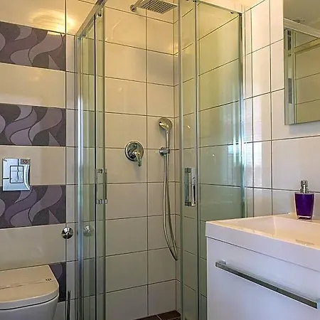 Stefanja Modern Retreat 풀라